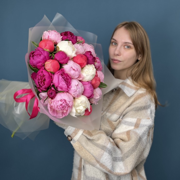 Букет из 25 ярких пионов MIX