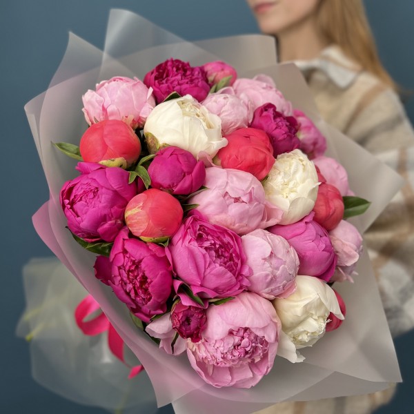 Букет из 25 ярких пионов MIX