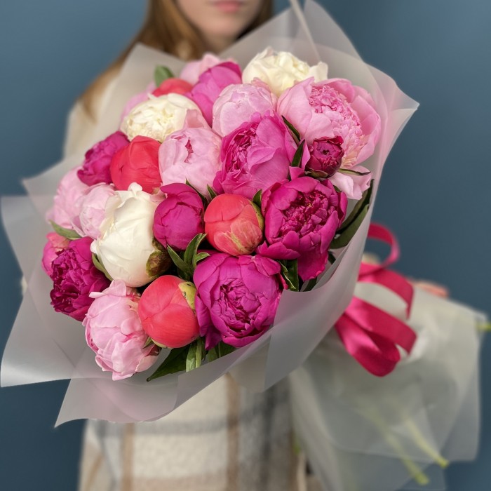 Букет из 25 ярких пионов MIX