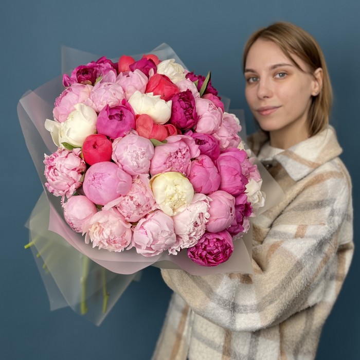 Букет из 51 яркого пиона MIX