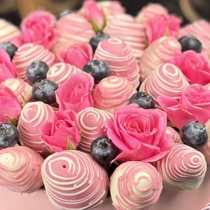 Букет дня клубника в шоколаде с цветами