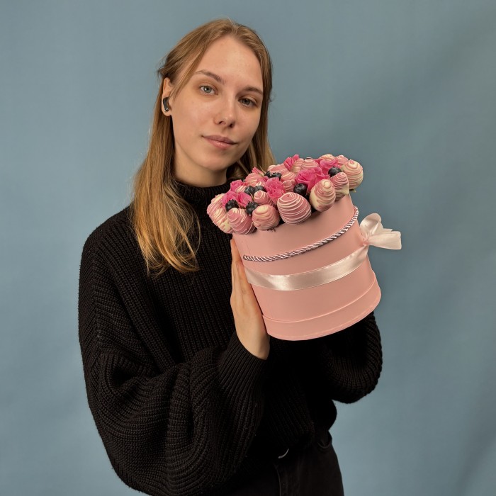 Букет дня клубника в шоколаде с цветами