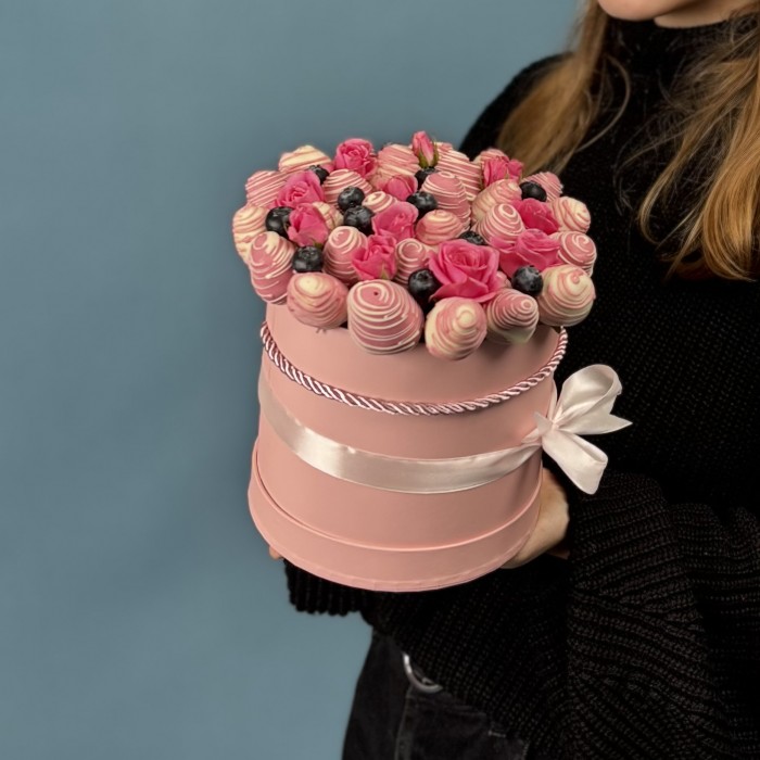 Букет дня клубника в шоколаде с цветами