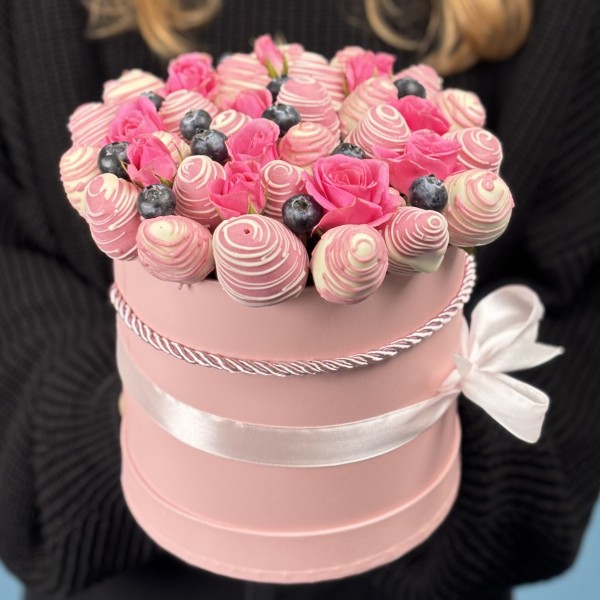 Букет дня клубника в шоколаде с цветами