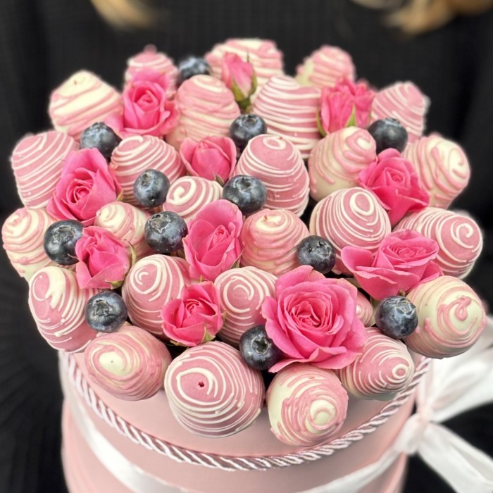 Букет дня клубника в шоколаде с цветами