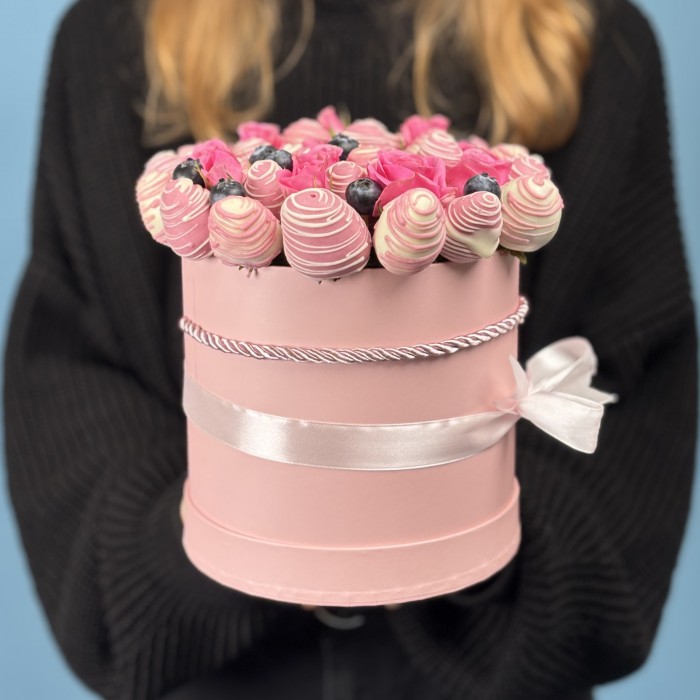 Букет дня клубника в шоколаде с цветами