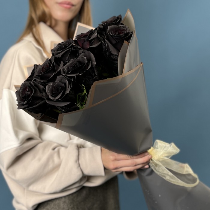 11 черных роз 60 см