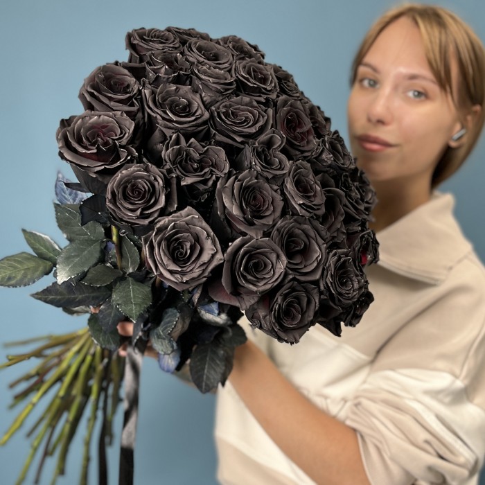 35 черных роз 60 см