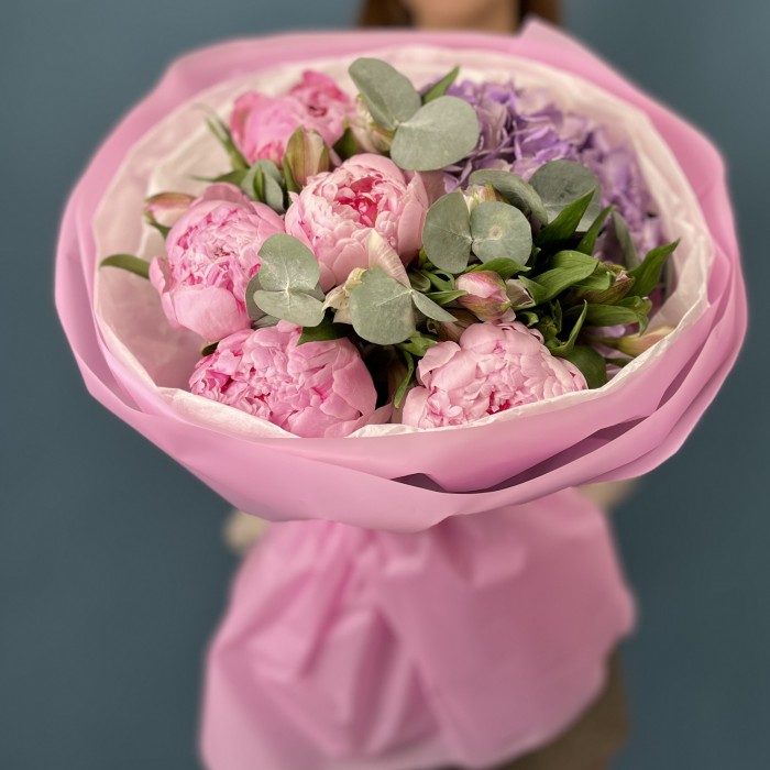 5 пионов Сара Бернар с лавандовой гортензией