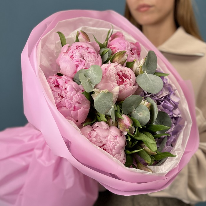 5 пионов Сара Бернар с лавандовой гортензией