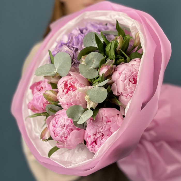 5 пионов Сара Бернар с лавандовой гортензией