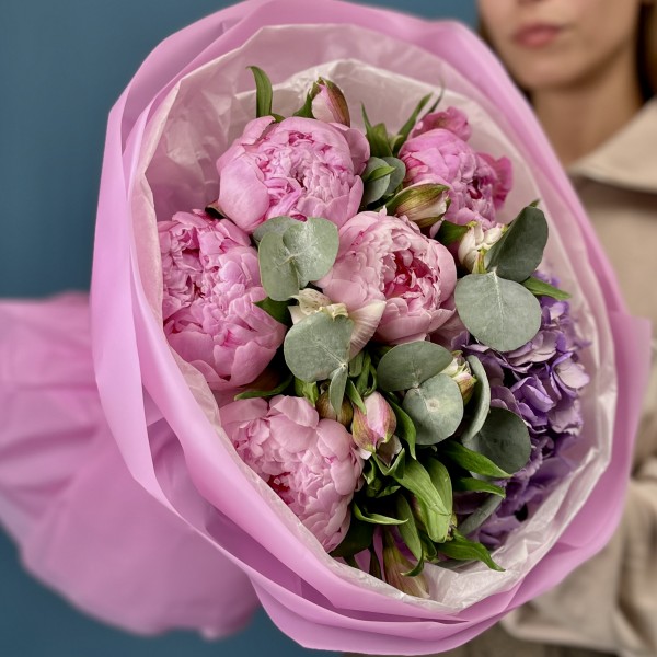 5 пионов Сара Бернар с лавандовой гортензией