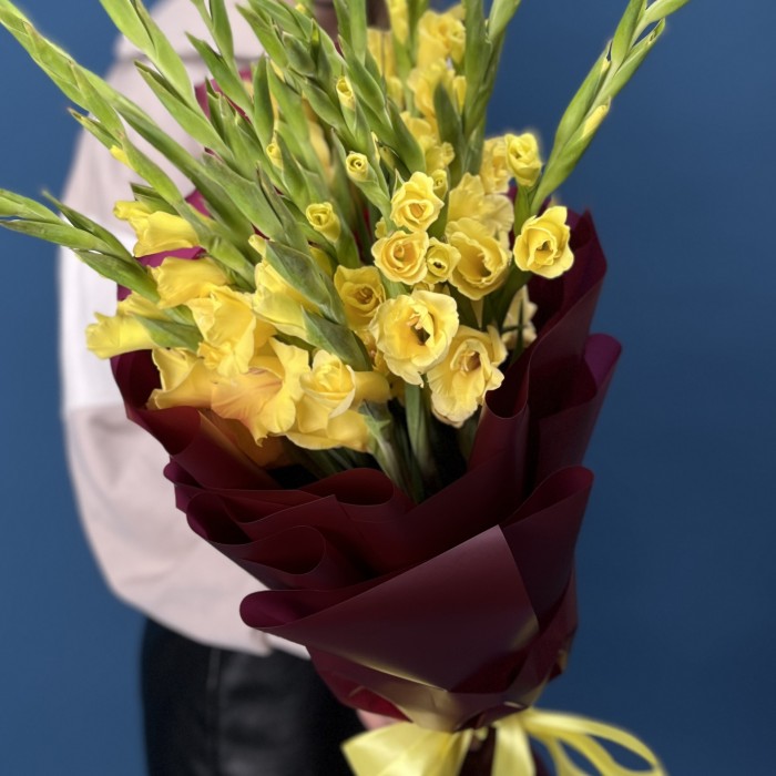 15 желтых гладиолусов в упаковке