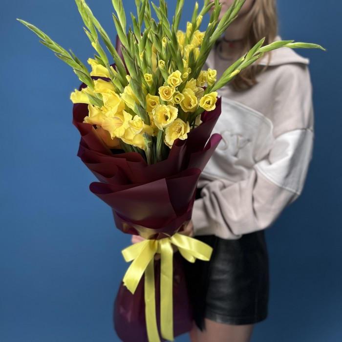 15 желтых гладиолусов в упаковке