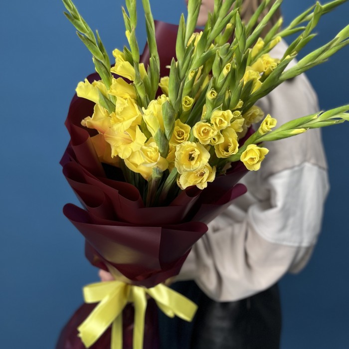 15 желтых гладиолусов в упаковке