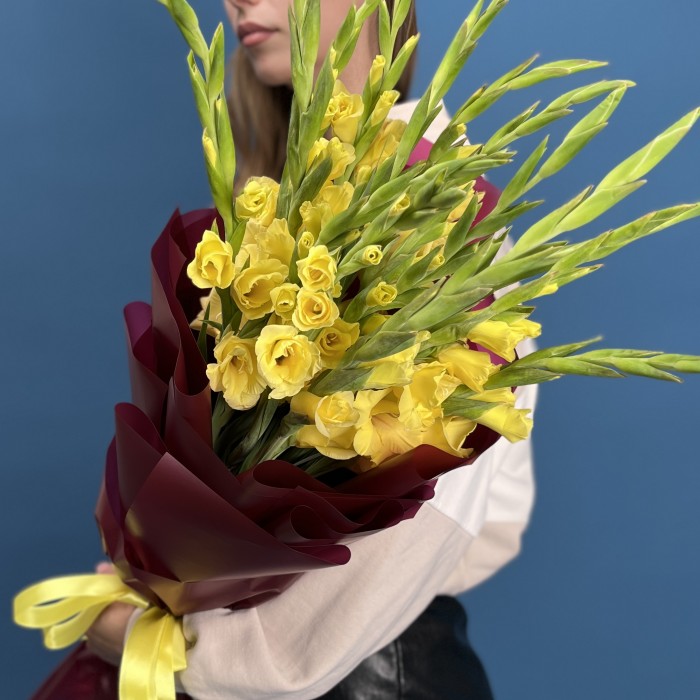 15 желтых гладиолусов в упаковке