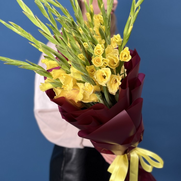 15 желтых гладиолусов в упаковке