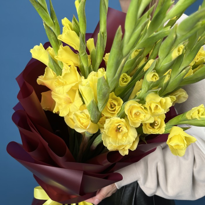 15 желтых гладиолусов в упаковке