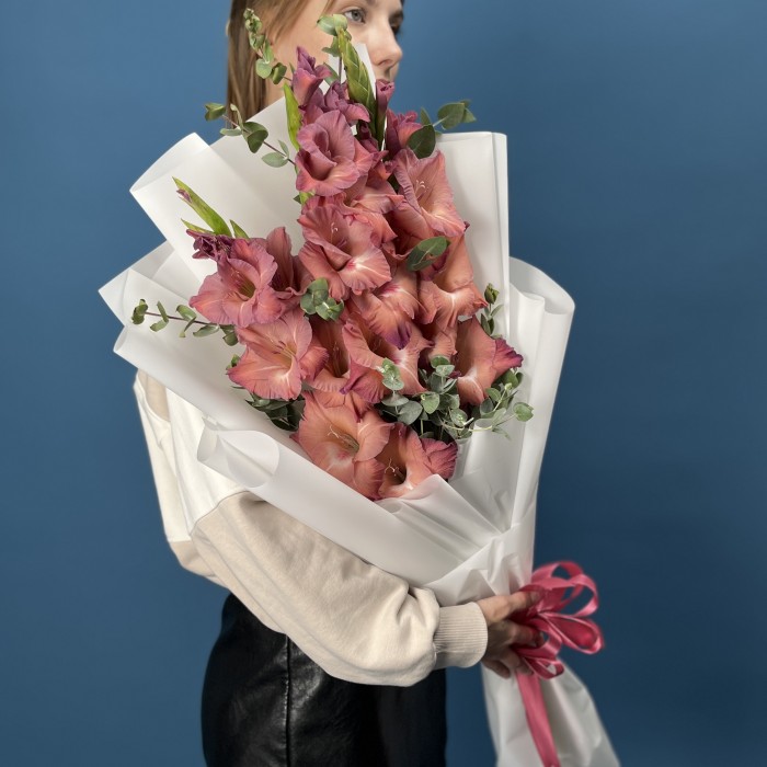 3 розово-фиолетовых гладиолуса с эвкалиптом