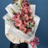 3 розово-фиолетовых гладиолуса с эвкалиптом