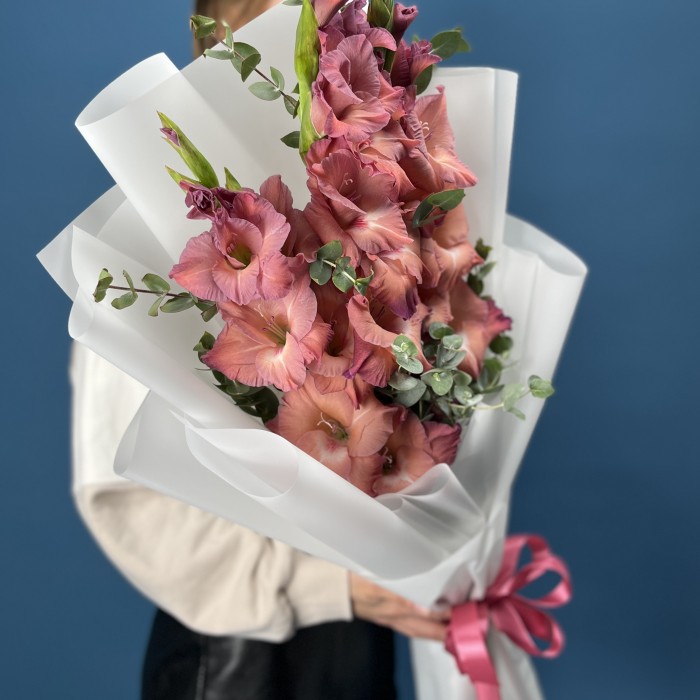 3 розово-фиолетовых гладиолуса с эвкалиптом