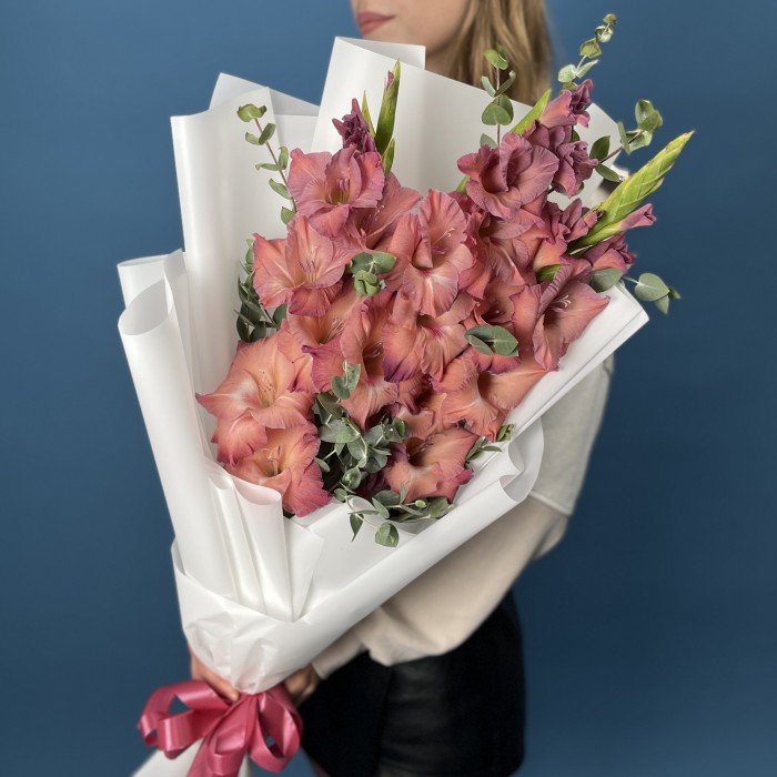 3 розово-фиолетовых гладиолуса с эвкалиптом