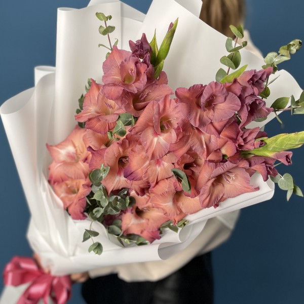 3 розово-фиолетовых гладиолуса с эвкалиптом