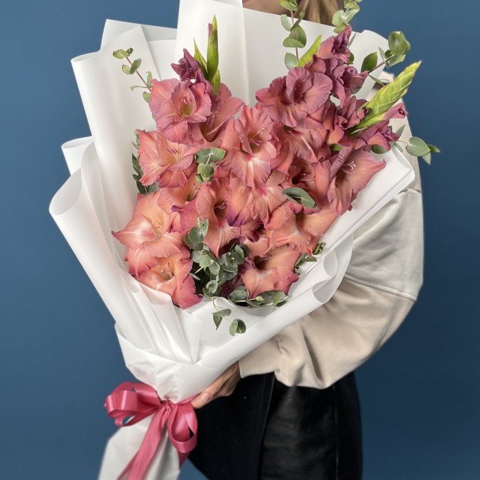 3 розово-фиолетовых гладиолуса с эвкалиптом