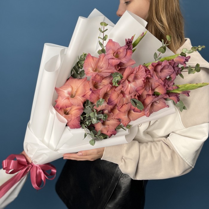 3 розово-фиолетовых гладиолуса с эвкалиптом