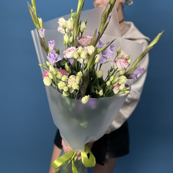 5 фиолетовых гладиолусов с эустомой