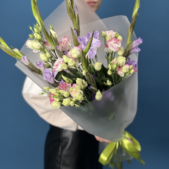 5 фиолетовых гладиолусов с эустомой