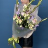 5 фиолетовых гладиолусов с эустомой