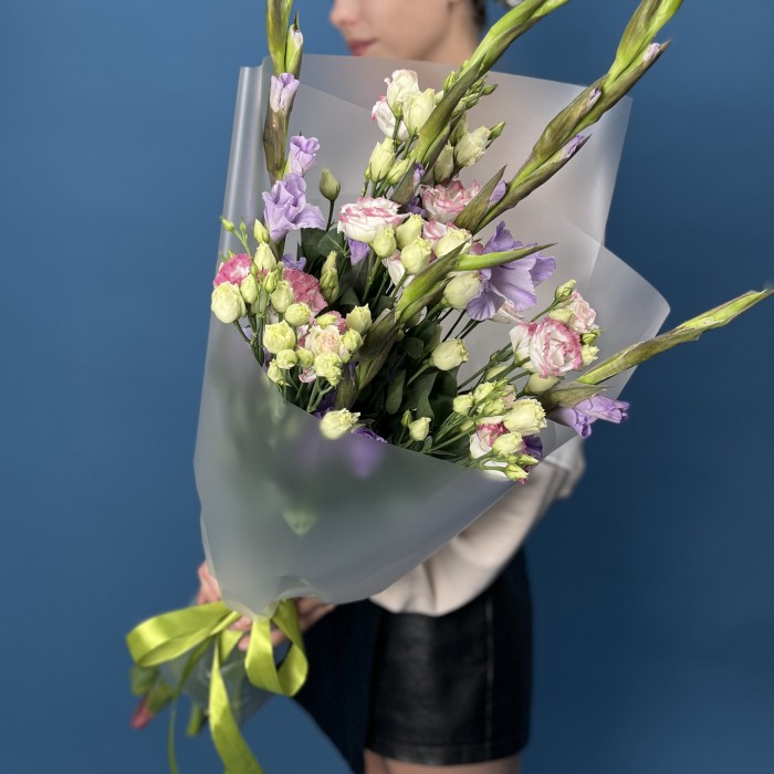 5 фиолетовых гладиолусов с эустомой