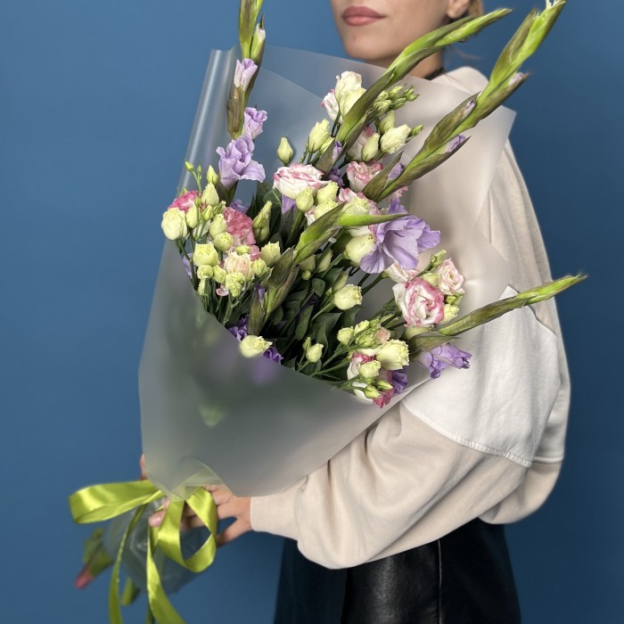 5 фиолетовых гладиолусов с эустомой