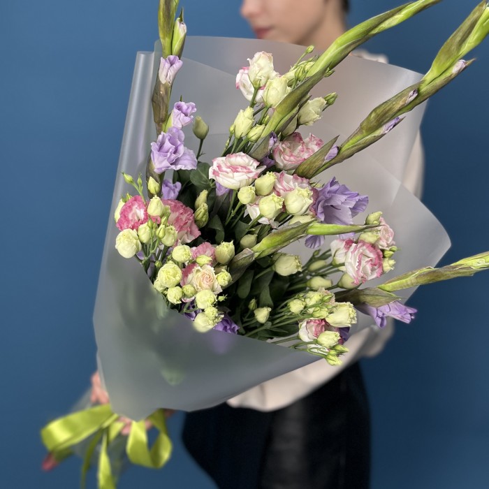 5 фиолетовых гладиолусов с эустомой