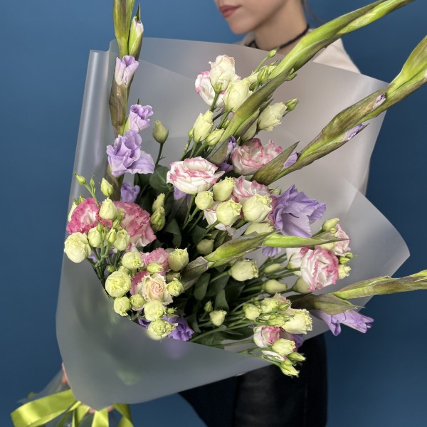 5 фиолетовых гладиолусов с эустомой