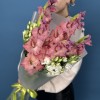 5 розово-фиолетовых гладиолусов с эустомой