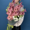 5 розово-фиолетовых гладиолусов с эустомой