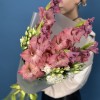 5 розово-фиолетовых гладиолусов с эустомой