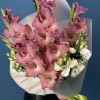 5 розово-фиолетовых гладиолусов с эустомой
