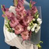5 розово-фиолетовых гладиолусов с эустомой