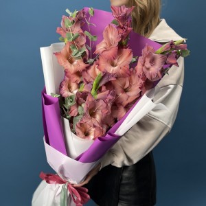 5 розово-фиолетовых гладиолусов с эвкалиптом