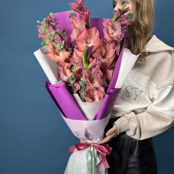 5 розово-фиолетовых гладиолусов с эвкалиптом