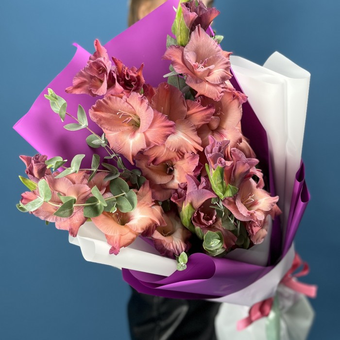 5 розово-фиолетовых гладиолусов с эвкалиптом