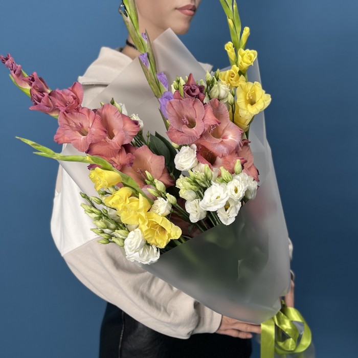 5 ярких гладиолусов MIX с эустомой