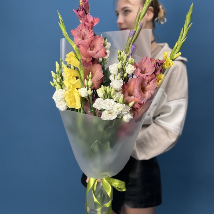 5 ярких гладиолусов MIX с эустомой