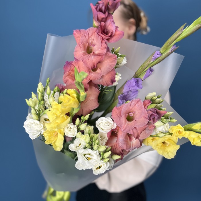 5 ярких гладиолусов MIX с эустомой