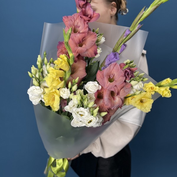 5 ярких гладиолусов MIX с эустомой