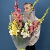 5 ярких гладиолусов MIX с эустомой