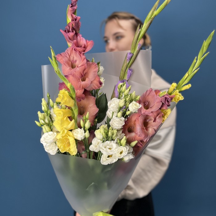 5 ярких гладиолусов MIX с эустомой